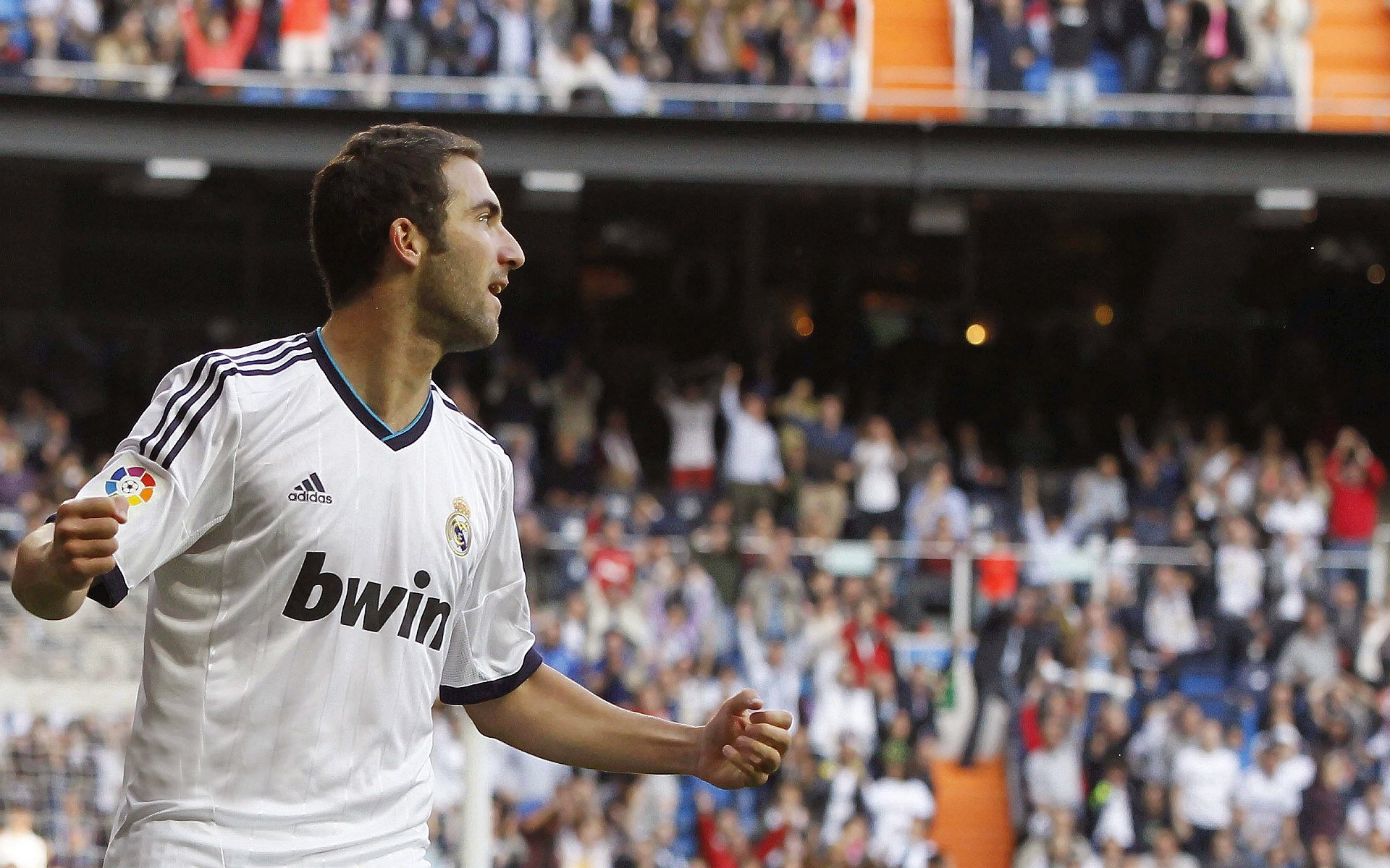 球员技术精湛，比赛中展现出强大实力，球员的竞技能力