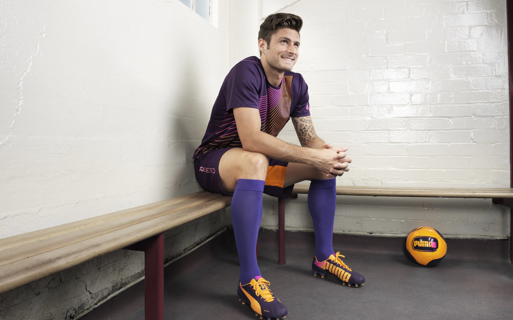 西布朗边路突破犀利，铝土矿工力拼保级，西布朗球员